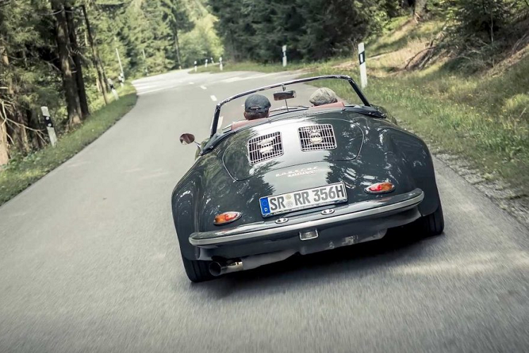 Logo 356 “3000 RR” trên nắp máy phía sau nhằm tôn vinh dự án của Viktor Grahser, người khởi đầu nhưng ông lại không thể nhìn dự án của mình thành công. Giờ đây, chiếc xe Porsche 356 hàng hiếm này sẽ được chăm sóc bởi Walter Rohrl, tay đua rally huyền thoại từng hai lần vô địch thế giới.