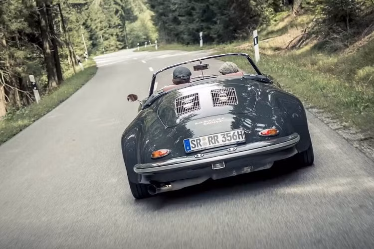 Logo 356 “3000 RR” trên nắp máy phía sau nhằm tôn vinh dự án của Viktor Grahser, người khởi đầu nhưng ông lại không thể nhìn dự án của mình thành công. Giờ đây, chiếc xe Porsche 356 hàng hiếm này sẽ được chăm sóc bởi Walter Rohrl, tay đua rally huyền thoại từng hai lần vô địch thế giới.