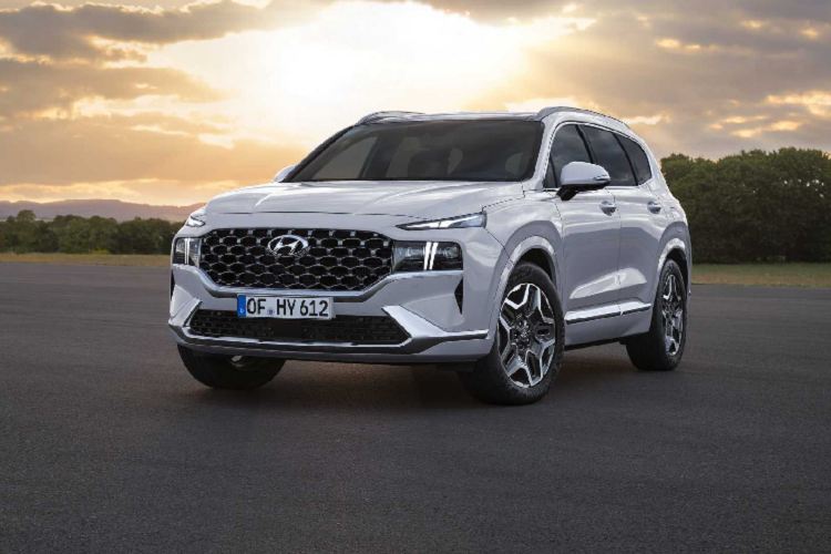 SantaFe là mẫu xe "con cưng" của Hyundai. Doanh số của dòng này chiếm hơn 1 nửa doanh số tổng các dòng SUV nhà Hyundai. Doanh số Hyundai SantaFe tại Việt Nam luôn nằm trong top 10 toàn thị trường.