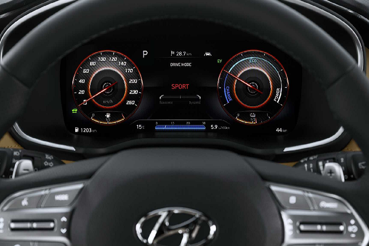 Bản facelift SantaFe có lưới tản nhiệt to hơn trước và tạo cảm giác mở rộng ngang thân xe, lấn sang phần cụm đèn. Cụm đèn LED chạy ban ngày hình chữ T, đặt đứng với 2 dải tách biệt và nối liền phần đèn nhỏ bên trên và đèn pha ở dưới, tạo cảm giác mới mẻ. Kiểu này này khiến cho chúng ta liên tưởng với cụm đèn Thor DRL trên những chiếc Volvo.