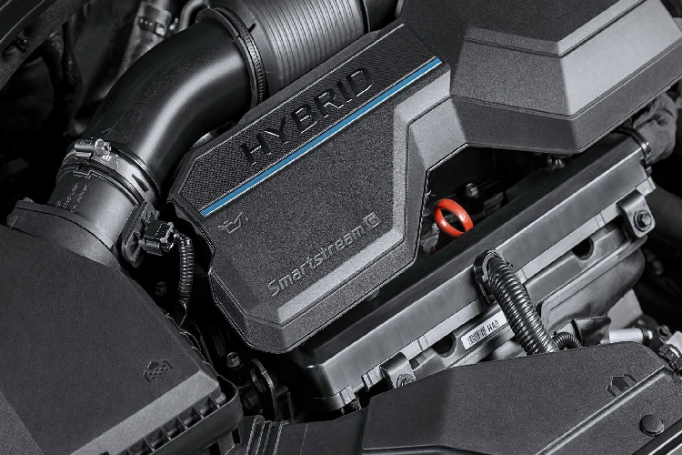 Nan lưới SantaFe trông thanh lịch và ấn tượng hơn trước. 2 phiên bản SantaFe 2021 là Standard và Luxuxy trước hết sẽ khác nhau ở cách thiết kế lưới tản nhiệt. Sau xe, cụm đèn hậu cũng bắt mắt hơn khi thiết kế chữ T và nối liền 2 đèn bằng dải LED mỏng bắt ngang thân. Cản sau thay đổi trông cứng cáp hơn.