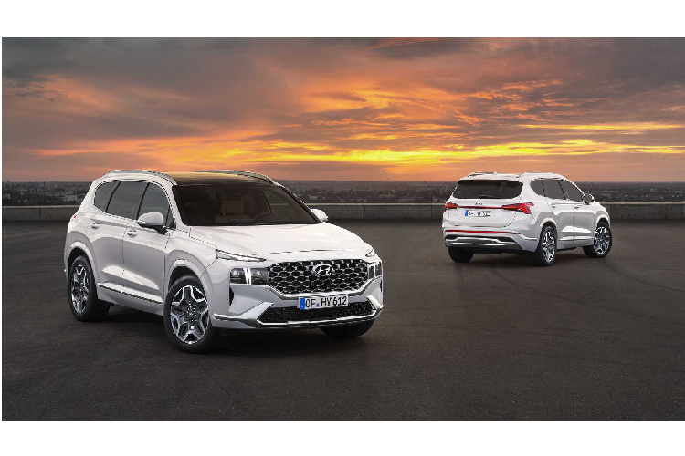 Giao diện và vị trí của cụm cần số cũng thay đổi với các nút Park, Reverse, Neutral, và Drive thay cho cần số truyền thống. Khu vực bệ trung tâm khi cần số biến mất và thay bằng nút bấm điện, đồng thời bổ sung nhiêu nút bấm hơn, tạo ra cảm giác hiện đại hơn. Tất cả các phiên bản SantaFe 2021 đều sẽ có chế độ lái Terrain Mode, cho phép tài xế tối ưu hóa hệ thống dẫn động HTRAC All-Wheel Drive.