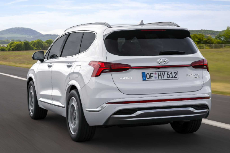 Hyundai chưa công bố chi tiết động cơ SantaFe 2021. Tuy nhiên, dự kiến xe sẽ có cả tùy chọn động cơ hybrid và plug-in hybrid bên cạnh các model sử dụng động cơ xăng và động cơ diesel như hiện tại. Các model SantaFe 2021 được lên kế hoạch ra mắt tại châu Âu vào tháng 9 tới đây. Trong khi thời gian ra mắt tại Mỹ và các thị trường khác chưa được xác nhận, nhưng cũng sẽ trong khoảng năm nay.