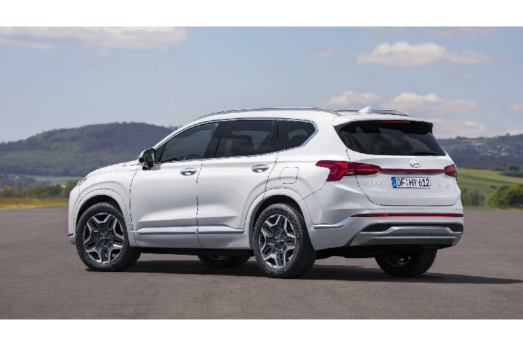 SantaFe 2021 nay cũng có một bộ mâm hoa mai 20 inch mới, cùng một số tùy chọn mâm nhỏ hơn khác. Thân xe được dập nổi kết hợp chi tiết trang trí bạc, liền mạch từ đầu qua thân đến đuôi xe. Nội thất Santa Fe mới được nâng cấp mạnh. Chính giữa là màn hình thông tin giải trí cảm ứng 10,25 inch, cạnh đó là màn hình cụm đồng hồ kỹ thuật số 12,3 inch.