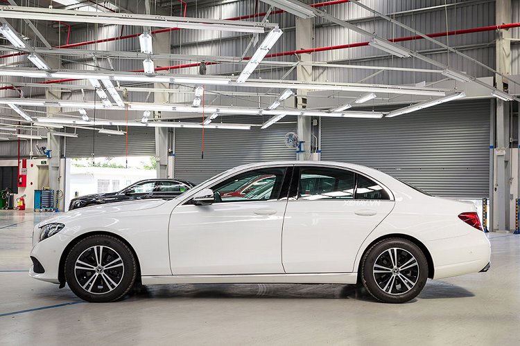 Nhờ chiều dài cơ sở lên tới 2.939 mm, hàng ghế sau có không gian rất rộng rãi và thoải mái với cửa gió riêng và bề tỳ tay trung tâm có thể gập gọn. Tuy nhiên, xe không có cửa sổ trời. Mercedes E180 có dung tích khoang hành lý tiêu chuẩn là 570L, đủ rộng để cả gia đình du lịch dài ngày. Cốp xe có tính năng đóng mở điện giúp tăng sự tiện nghi khi sử dụng xe.