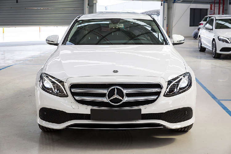 Mercedes E180 2020 mới được trang bị hệ thống treo thích ứng Agility Control có khả năng tự thích ứng nhanh với mọi điều kiện mặt đường. Nhờ đó, hệ thống điều chỉnh bộ phuộc nhún giúp đem đến sự êm ái, ổn định cho xe khi di chuyển. Xe có đủ 5 chế độ lái đặc trưng của Mercedes, bao gồm Comfort, Sport, Sport Plus, Eco, Individual giúp người lái dễ dàng lựa chọn chế độ vận hành phù hợp.