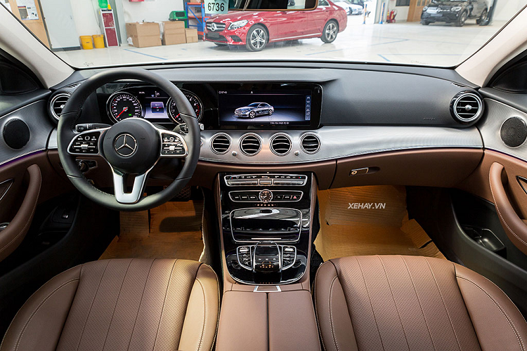 Về phần nội thất, Mercedes-Benz E180 thế hệ mới có nhiều đường nét thiết kế tương đồng với đàn anh S-Class đặc biệt là kiểu táp lô gợn sóng. Nếu như phiên bản E200 sử dụng gỗ ốp không phủ bóng trên bảng táp lô thì phiên bản E180 lại sử dụng các tấm nhôm, tạo ấn tượng trẻ trung và phong cách hơn.