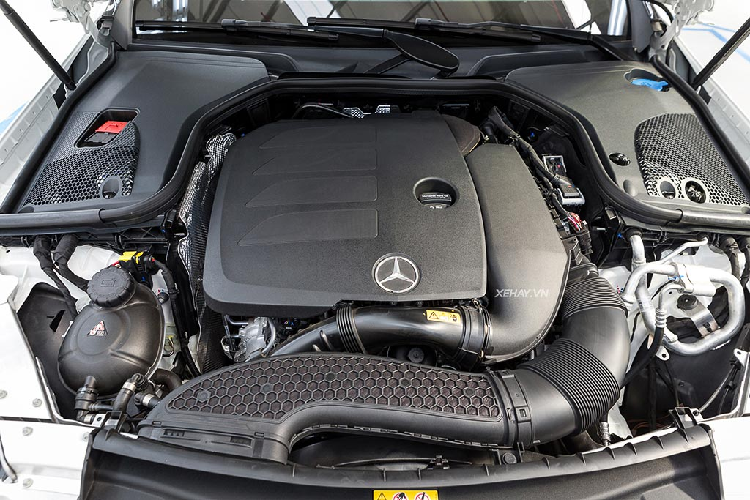 Dù vậy, Mercedes E180 vẫn sở hữu nhiều trang bị cao cấp. Đó là vô lăng bọc da nappa có thiết kế lấy cảm hứng từ S-Class, có đầy đủ các phím chức năng và 2 nút cảm ứng. Ghế lái và ghế hành khách phía trước chỉnh điện và có 3 vị trí nhớ. Xe còn có đèn viền nội thất 64 màu và hệ thống điều hòa tự động 2 vùng Thermomatic.