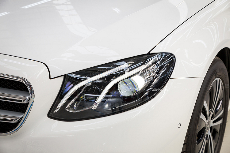 Giá xe Mercedes-Benz E180 chính hãng tại Việt Nam là 2,05 tỷ đồng, xe được trang bị bộ đèn pha LED toàn phần với các dải đèn LED định vị ban ngày uyển chuyển. Việc sử dụng đèn LED High Performance thay vì đèn LED ma trận Multi-Beam khiến giá thành của E180 thấp hơn rất nhiều so với các phiên bản E-Class cao cấp hơn.