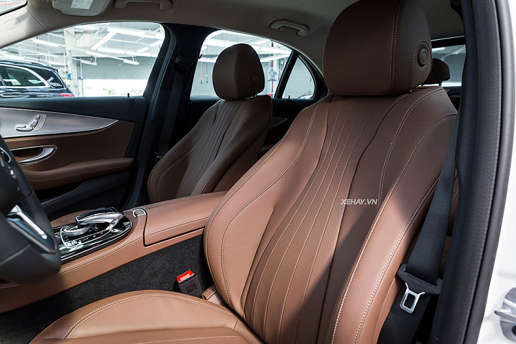 Một sự khác biệt đáng kể khác là các ghế ngồi được bọc da nhân tạo Artico thay vì da nappa trên các phiên bản cao cấp. Đây là những trang bị giúp E180 có giá bán, rẻ hơn nhiều so với đối thủ cạnh tranh.