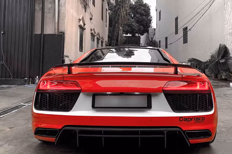 Về ngoại thất, thiết kế trên Audi R8 V10 Plus được trau chuốt lại theo hướng hiện đại và góc cạnh hơn, thay cho nét mềm mại của thế hệ R8 đầu tiên. Cản trước của xe được những kĩ sư thiết kế từ Audi “lột xác” toàn bộ với mặt ca-lăng hình tổ ong sơn đen làm điểm nhấn, hốc gió trước của xe cũng được thay đổi với các nan nằm dọc, thay cho nan ngang trên R8 thế hệ đầu tiên.