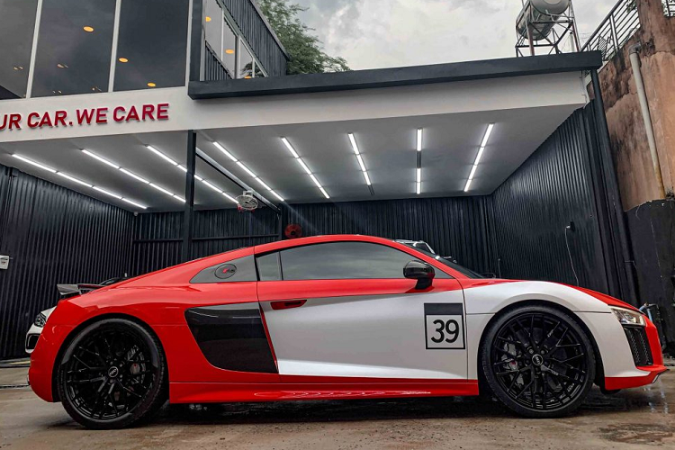 Ở thế hệ R8 thứ hai này, Audi đã lược bỏ đi phiên bản sử dụng động cơ V8 trên thế hệ đầu tiên, giúp cho R8 có thể cạnh tranh với những đối thủ “sừng xỏ” như Mercedes-Benz AMG GTS, Porsche 911 Turbo và McLaren 570S.