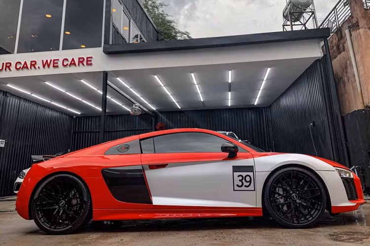 Ở thế hệ R8 thứ hai này, Audi đã lược bỏ đi phiên bản sử dụng động cơ V8 trên thế hệ đầu tiên, giúp cho R8 có thể cạnh tranh với những đối thủ “sừng xỏ” như Mercedes-Benz AMG GTS, Porsche 911 Turbo và McLaren 570S.