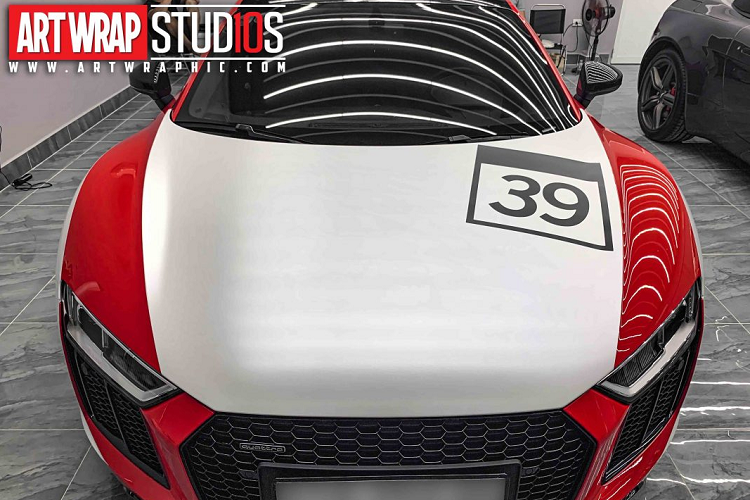 Cuối cùng, cản sau dán thêm dòng chữ “Capristo” màu đen, đây chính là thương hiệu ống xả đã được tay chơi Off-road lựa chọn để độ lại cho chiếc Audi R8 V10 Plus của mình. Audi R8 V10 Plus thuộc thế hệ R8 thứ hai ra mắt công chúng tại triển lãm Geneva Motor Show năm 2015, kế thừa những thành công mà thế hệ tiền nhiệm mang lại với tổng số 27.000 chiếc R8 đã được bán ra trên toàn cầu.