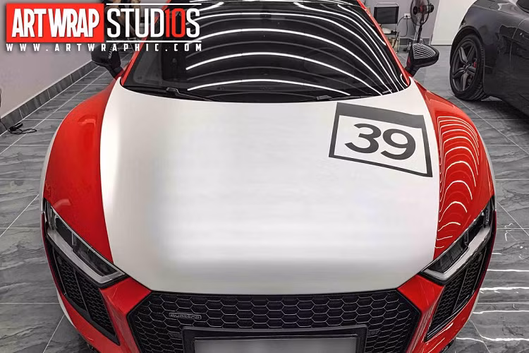 Cuối cùng, cản sau dán thêm dòng chữ “Capristo” màu đen, đây chính là thương hiệu ống xả đã được tay chơi Off-road lựa chọn để độ lại cho chiếc Audi R8 V10 Plus của mình. Audi R8 V10 Plus thuộc thế hệ R8 thứ hai ra mắt công chúng tại triển lãm Geneva Motor Show năm 2015, kế thừa những thành công mà thế hệ tiền nhiệm mang lại với tổng số 27.000 chiếc R8 đã được bán ra trên toàn cầu.