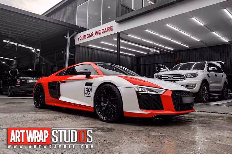 Tại Việt Nam, những chiếc siêu xe Audi R8 V10 Plus chỉ xuất hiện với ba màu sơn ngoại thất bao gồm đỏ, đen và vàng, trong đó lớp sơn đỏ được khách hàng Việt ưa chuộng nhất khi có đến 4 xe được mang về nước. Chiếc Audi R8 V10 Plus xuất hiện trong bài viết là chiếc duy nhất về nước theo diện nhập khẩu chính hãng và khoác áo mới để phân biệt với những chiếc R8 màu đỏ còn lại.