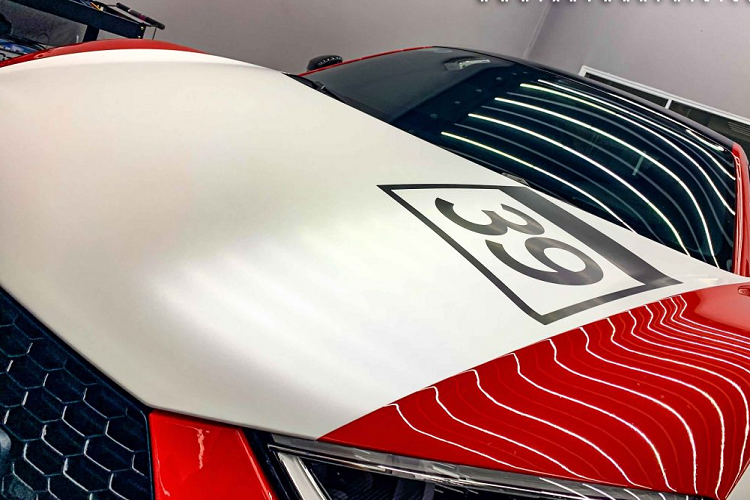 Điểm gây tiếc nuối cho không ít người hâm mộ siêu xe Audi R8 trên toàn thế giới đó chính là tấm ốp carbon trên hốc gió ngang thân xe đã bị chia làm đôi, trước đó trên thế hệ R8 tiền nhiệm là sự xuất hiện của một tấm carbon kéo dài ấn tượng. Đặt ở vị trí sau ô cửa sổ là nắp nhiên liệu bằng kim loại đã được dán đen và đính thêm tên xe “R8” lên trên.