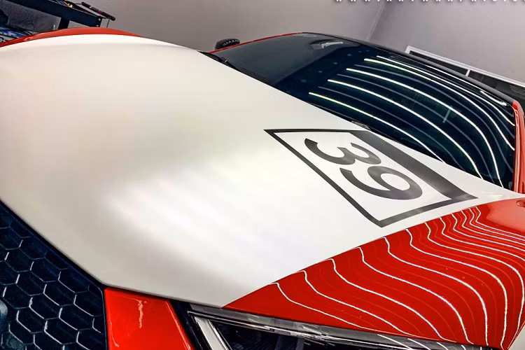 Điểm gây tiếc nuối cho không ít người hâm mộ siêu xe Audi R8 trên toàn thế giới đó chính là tấm ốp carbon trên hốc gió ngang thân xe đã bị chia làm đôi, trước đó trên thế hệ R8 tiền nhiệm là sự xuất hiện của một tấm carbon kéo dài ấn tượng. Đặt ở vị trí sau ô cửa sổ là nắp nhiên liệu bằng kim loại đã được dán đen và đính thêm tên xe “R8” lên trên.