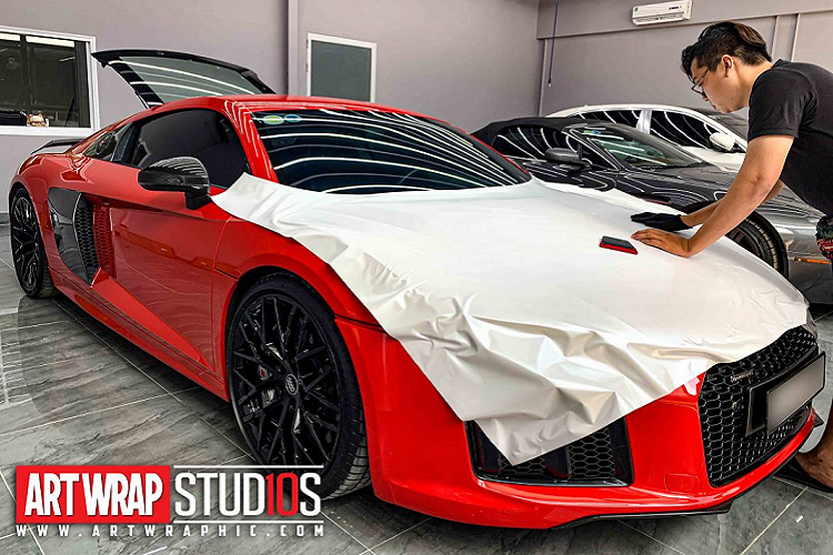 Lớp decal được trang trí thêm không chỉ mang đến cái nhìn mới mẻ cho xe mà còn đem lại vẻ ngoài vô cùng hiếu chiến, giống với những chiếc xe đua Audi R8 LMS. Cụ thể, để tạo điểm nhấn cho ngoại thất, các chi tiết như nắp ca-pô, thân xe và cản sau đều được dán trắng mờ, đi cùng với đó là sự xuất hiện của con số “39” trang trí trên xe theo phong cách của những chiếc xe đua.