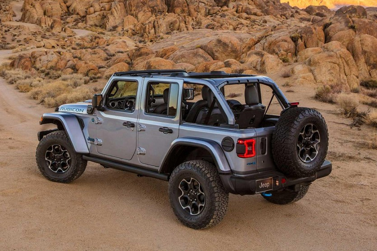 Hai mẫu xe Jeep Renegade 4xe và Compass 4xe đã được bán ở các thị trường nước ngoài trong mùa hè và Wrangler 4xe sẽ sớm ra mắt. Mặc dù Wrangler 4xe trông rất giống Wrangler Unlimited thế hệ hiện tại, nó chỉ có bản 4 cửa và trang bị một khối động cơ tăng áp 4 xi-lanh, dung tích 2.0 lít tân tiến kết hợp hai mô tơ điện và một cụm pin 17 kWh, 400 volt. Cụm pin được đặt bên dưới hàng ghế thứ hai. Sự kết hợp này mang tới tổng công suất dự tính 350 mã lực và 599 Nm mô-men xoắn cực đại.