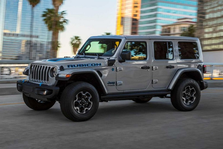 Bên cạnh đó, nhà sản xuất còn bổ sung tùy chọn bộ hạn chế trượt vi sai Trak-Lok để tăng thêm lực bám trong những điều kiện dễ trượt, ví như trên mặt cát và tuyết. Tổng cộng sẽ có 3 phiên bản plug-in hybrid Wrangler gồm: 4xe, Sahara 4xe, và Rubicon 4xe.
