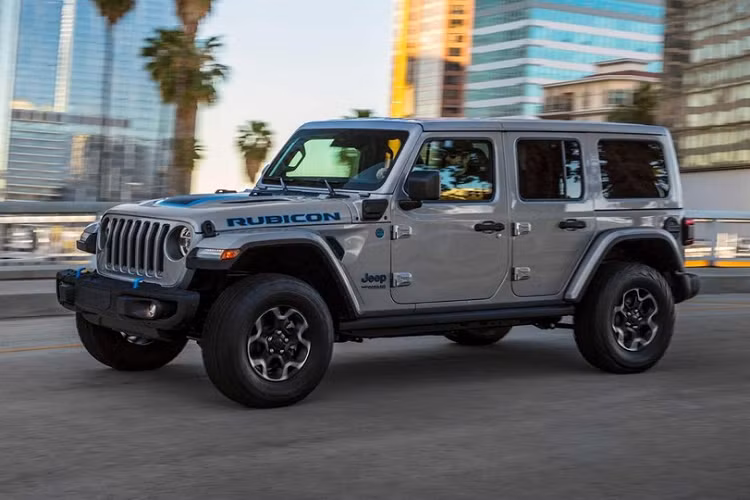 Bên cạnh đó, nhà sản xuất còn bổ sung tùy chọn bộ hạn chế trượt vi sai Trak-Lok để tăng thêm lực bám trong những điều kiện dễ trượt, ví như trên mặt cát và tuyết. Tổng cộng sẽ có 3 phiên bản plug-in hybrid Wrangler gồm: 4xe, Sahara 4xe, và Rubicon 4xe.