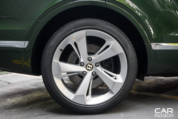 Quay trở lại với chiếc Bentayga V8 màu xanh British Racing Green đầu tiên về Việt Nam, chiếc Bentayga này thuộc phiên bản kỉ niệm 100 năm thành lập thương hiệu xe siêu sang Anh Quốc. Dấu hiệu nhận biết chính là logo chữ “B” sẽ có viền vàng bao quanh, hai bên là năm thương hiệu xe hơi Anh Quốc ra đời và năm còn lại để kỉ niệm 100 năm thành lập (1919-2019).