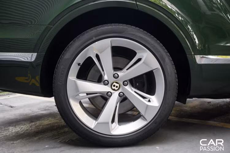 Quay trở lại với chiếc Bentayga V8 màu xanh British Racing Green đầu tiên về Việt Nam, chiếc Bentayga này thuộc phiên bản kỉ niệm 100 năm thành lập thương hiệu xe siêu sang Anh Quốc. Dấu hiệu nhận biết chính là logo chữ “B” sẽ có viền vàng bao quanh, hai bên là năm thương hiệu xe hơi Anh Quốc ra đời và năm còn lại để kỉ niệm 100 năm thành lập (1919-2019).