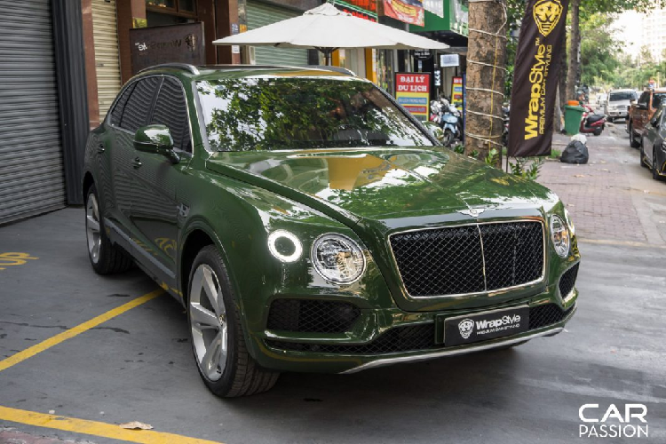 Chiếc Bentayga V8 xuất hiện trong bài viết là một ví dụ điển hình khi chủ nhân đã trang bị cho xe một lớp sơn ngoại thất mang màu xanh British Racing Green đầy ấn tượng, có giá lên đến hàng trăm triệu đồng.