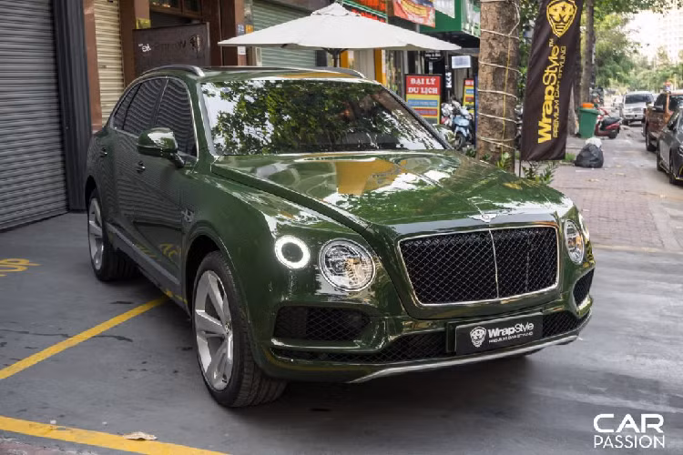 Chiếc Bentayga V8 xuất hiện trong bài viết là một ví dụ điển hình khi chủ nhân đã trang bị cho xe một lớp sơn ngoại thất mang màu xanh British Racing Green đầy ấn tượng, có giá lên đến hàng trăm triệu đồng.