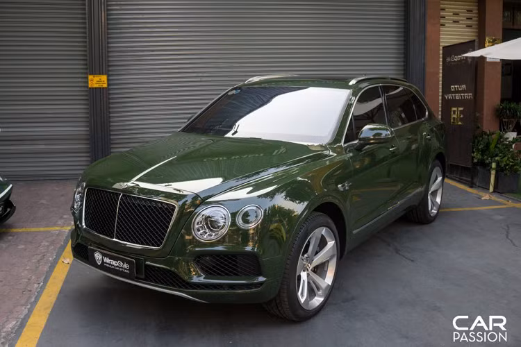 Tại thị trường Việt Nam, số lượng những chiếc Bentley Bentayga tại Việt Nam đang ngày một nhiều hơn, vì vậy mà không ít chủ nhân của mẫu SUV siêu sang này luôn tìm đến những cách thức để biến chiếc Bentayga của mình trở nên độc đáo hơn so với phần còn lại.