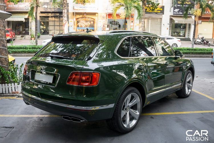 Ngoài ra, Bentley Bentayga còn được trang bị với 4 chế độ lái khác nhau bao gồm: Sport, Bentley, Custom và Comfort, đáp ứng những nhu cầu khác nhau của khách hàng. Hiện chưa rõ giá bán chính xác của chiếc Bentley Bentayga V8 phiên bản kỉ niệm 100 năm này tại thị trường Việt Nam.
