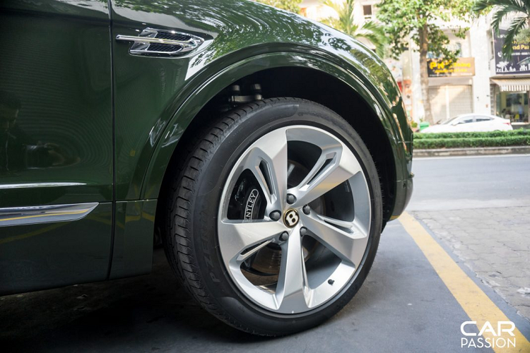 Quá trình thi công dán keo PPF cho chiếc Bentley Bentayaga V8 đặc biệt này được diễn ra tại garage Wrapstyle tọa lạc tại địa chỉ 38 Nguyễn Qúy Đức, quận 2. Chia sẻ với CarPassion.vn, anh Phong chủ garage Wrapstyle cho biết quá trình thực hiện dán keo PPF sẽ mất từ 2-3 ngày để hoàn thành, bao gồm các công đoạn vệ sinh-dán keo-kiểm tra chất lượng và bàn giao cho khách hàng.