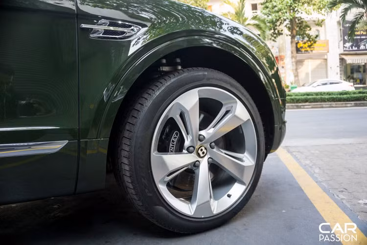 Quá trình thi công dán keo PPF cho chiếc Bentley Bentayaga V8 đặc biệt này được diễn ra tại garage Wrapstyle tọa lạc tại địa chỉ 38 Nguyễn Qúy Đức, quận 2. Chia sẻ với CarPassion.vn, anh Phong chủ garage Wrapstyle cho biết quá trình thực hiện dán keo PPF sẽ mất từ 2-3 ngày để hoàn thành, bao gồm các công đoạn vệ sinh-dán keo-kiểm tra chất lượng và bàn giao cho khách hàng.