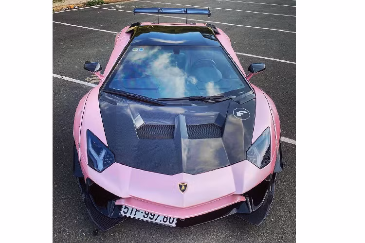 Sau gần 2 ngày được những người thợ thi công bộ áo mới bằng đề-can, chiếc siêu xe Lamborghini Aventador LP700-4 độ phiên bản giới hạn Liberty Walk độc nhất vô nhị tại Việt Nam đã có mặt tại Đà Lạt, tỉnh Lâm Đồng với diện mạo mới xinh đẹp trong màu hồng nữ tính.