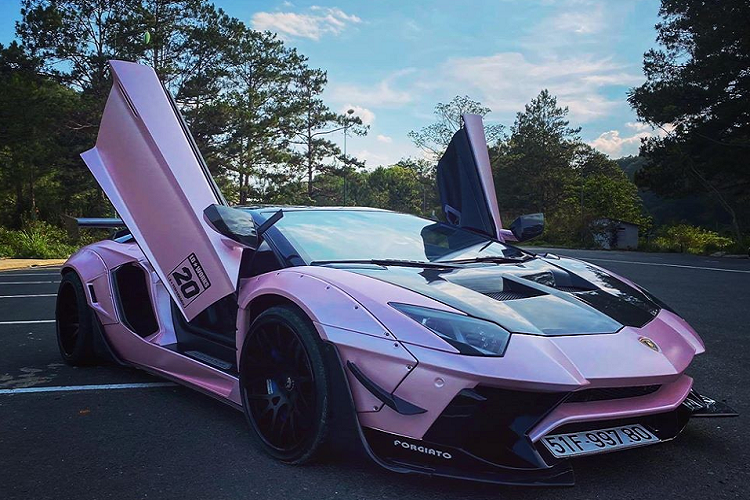 Đây là bộ áo thứ 2 trên chiếc siêu xe Lamborghini Aventador Limited Edition 50 sau khi về tay một đại gia ở Đà Lạt. Như vậy, sau hơn 2 tháng đắp lên mình chiếc siêu xe Lamborghini Aventador Limited Edition 50 có một không hai tại Việt Nam bộ áo trắng nhám, người yêu xe ở Đà Lạt đã tiếp tục thực hiện việc thay đổi màu sơn cho siêu phẩm độ này với màu hồng được chọn làm màu sắc chính.