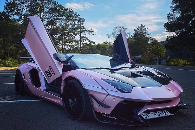 Đây là bộ áo thứ 2 trên chiếc siêu xe Lamborghini Aventador Limited Edition 50 sau khi về tay một đại gia ở Đà Lạt. Như vậy, sau hơn 2 tháng đắp lên mình chiếc siêu xe Lamborghini Aventador Limited Edition 50 có một không hai tại Việt Nam bộ áo trắng nhám, người yêu xe ở Đà Lạt đã tiếp tục thực hiện việc thay đổi màu sơn cho siêu phẩm độ này với màu hồng được chọn làm màu sắc chính.