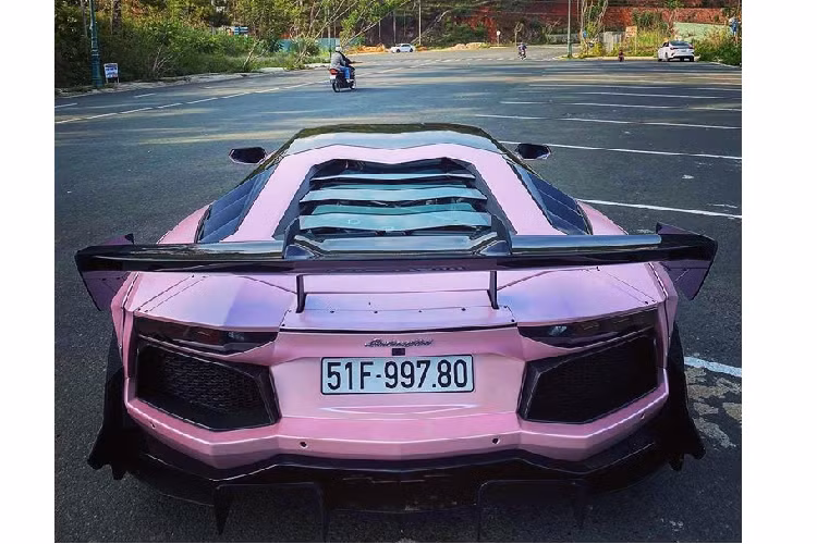 Bộ body kit Lamborghini Aventador Limited Edition 50 vẫn được hãng độ Liberty Walk trình diễn kỹ thuật độ quen thuộc của mình với các vòm bánh xe độ được cố định lên xe bằng đinh tán. Chưa hết, hãng độ Nhật Bản còn thiết kế lại nắp capô sợi carbon trước cho siêu xe này với 2 hốc gió lớn khoẻ khoắn, cản va trước hoàn toàn mới. Giá xe Lamborghini Aventador tại Việt Nam hiện khoảng hơn 20 tỷ đồng.