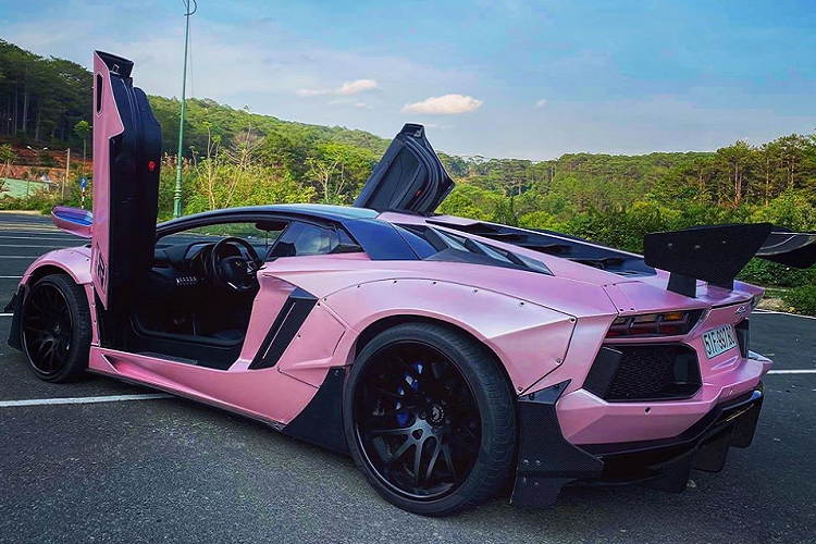 Ngoài màu hồng được dán bằng đề-can, chiếc siêu xe Lamborghini Aventador LP700-4 độ phiên bản giới hạn Liberty Walk này còn có nhiều chi tiết bằng carbon để tạo điểm nhấm. Các đồ chơi này đều đến từ gói độ mang tên gọi Lamborghini Aventador Limited Edition 50 chỉ dành cho 50 siêu xe Lamborghini Aventador trên thế giới.