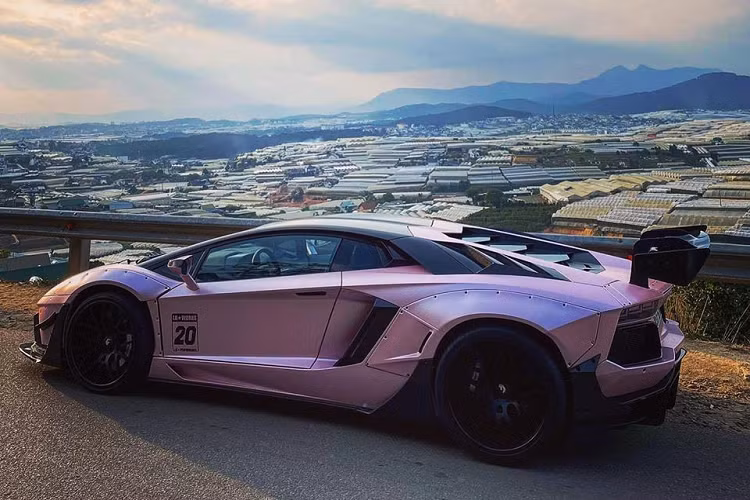 Thực tế ra, chủ nhân của siêu xe Lamborghini Aventador Limited Edition 50 cũng sẽ không phải sợ các ổ gà hay các gờ giảm tốc tại các con đường Sài thành hay đường đèo ở Lâm Đồng do gầm siêu xe độ Liberty Walk này có thể nâng lên hết mức 18 cm, tương đương hoặc hơn khoảng sáng gầm một chiếc sedan phổ thông.