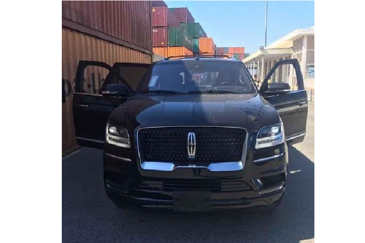 Tại thị trường Việt, thương hiệu Lincoln ít được người tiêu dùng biết đến do dòng xe này trước đây đã từng bị khai tử và mới chỉ được Ford hồi sinh lại thương hiệu từ năm 2015. Do đó, mẫu xe SUV Lincoln Navigator hoàn toàn bị thất thế so với những đối thủ như Range Rover, Cadillac Escalade hay Lexus LX570... về độ phủ sóng tại Đất nước hình chữ “S”.