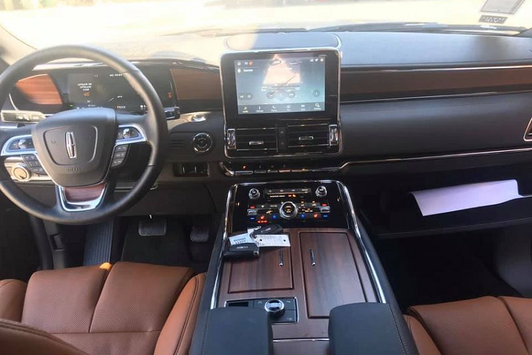 So sánh với các phiên bản khác trong gia đình Navigator, phiên bản Reverse cùng gói trang bị Monochromatic sở hữu 2 tuỳ chọn thay đổi gồm bộ mâm kích đa chấu cỡ khủng 22 inch cùng ngoại thất sơn đen Infitity Black. Thân xe vuông vức với những đường gân dập nổi khỏe khoắn đậm chất Mỹ. 