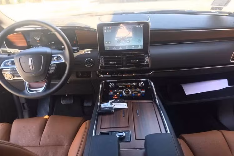 So sánh với các phiên bản khác trong gia đình Navigator, phiên bản Reverse cùng gói trang bị Monochromatic sở hữu 2 tuỳ chọn thay đổi gồm bộ mâm kích đa chấu cỡ khủng 22 inch cùng ngoại thất sơn đen Infitity Black. Thân xe vuông vức với những đường gân dập nổi khỏe khoắn đậm chất Mỹ. 