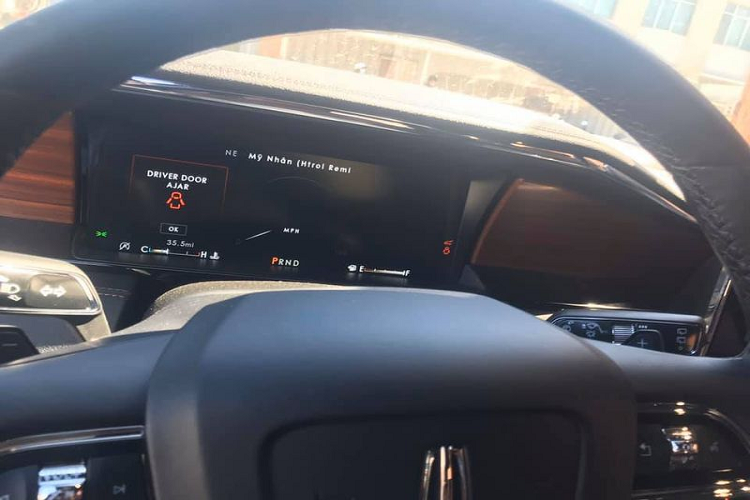 o với "người đồng hương" Cadillac Escalade thì Lincoln Navigator L 2020 còn bề thế hơn đôi chút với kích thước dài x rộng x cao lần lượt là 5.334 x 2.029 x 1.940 (mm). Ngoài ra, Lincoln cũng rất tinh tế khi sử dụng một dải crôm sáng bóng chạy dọc theo sườn xe để tăng sự sang trọng cho mẫu SUV to lớn của mình.