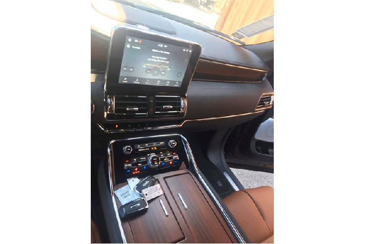 Ngoài ra, xe còn sở hữu gói trang bị nội thất Luxury cùng nhiều tiện nghi như ghế chỉnh điện có sấy, massage, hệ thống âm thanh cao cấp Revel Ultima 20 loa, màn hình giải trí hàng ghế sau... Giá xe Lincoln Navigator L 2020 được đại lý tư nhân chào bán khoảng hơn 10 tỷ đồng.