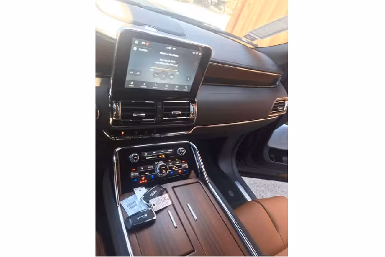 Ngoài ra, xe còn sở hữu gói trang bị nội thất Luxury cùng nhiều tiện nghi như ghế chỉnh điện có sấy, massage, hệ thống âm thanh cao cấp Revel Ultima 20 loa, màn hình giải trí hàng ghế sau... Giá xe Lincoln Navigator L 2020 được đại lý tư nhân chào bán khoảng hơn 10 tỷ đồng.