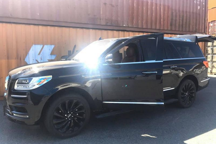 Mới đây, một đơn vị nhập khẩu xe tư nhân tại thủ đô Hà Nội đã đưa về nước chiếc SUV cỡ lớn Lincoln Navigator L 2020 mới. Đáng chú ý, khác với những chiếc Navigator cập bến Việt Nam trước đó thuộc bản black Label cao cấp, chiếc Navigator L 2020 trong bài viết lại thuộc bản Reverse thấp hơn, đi kèm với đó là gói trang bị Monochromatic với nhiều chi tiết sơn đen cá tính.