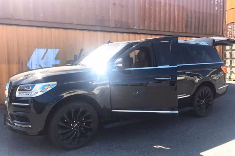 Mới đây, một đơn vị nhập khẩu xe tư nhân tại thủ đô Hà Nội đã đưa về nước chiếc SUV cỡ lớn Lincoln Navigator L 2020 mới. Đáng chú ý, khác với những chiếc Navigator cập bến Việt Nam trước đó thuộc bản black Label cao cấp, chiếc Navigator L 2020 trong bài viết lại thuộc bản Reverse thấp hơn, đi kèm với đó là gói trang bị Monochromatic với nhiều chi tiết sơn đen cá tính.