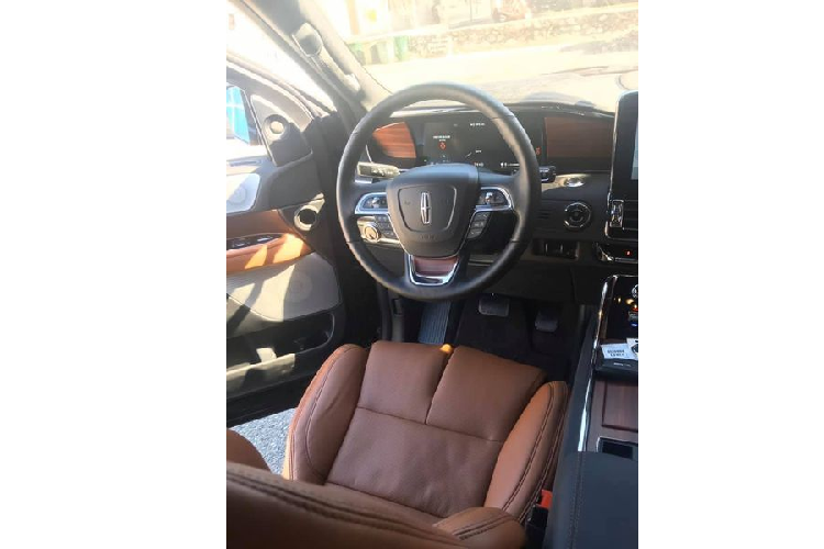 Tiến vào không gian cabin, chiếc Lincoln Navigator L 2020 này được chủ nhân tuỳ chọn tông màu nội thất theo phong cách sang trọng với màu nâu pha gỗ sáng màu.