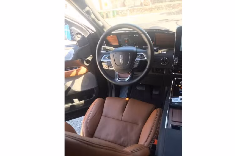Tiến vào không gian cabin, chiếc Lincoln Navigator L 2020 này được chủ nhân tuỳ chọn tông màu nội thất theo phong cách sang trọng với màu nâu pha gỗ sáng màu.